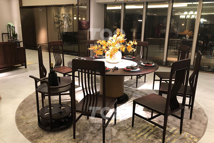 1.8m純實(shí)木餐桌椅.jpg 1.8m純實(shí)木餐桌椅.jpg